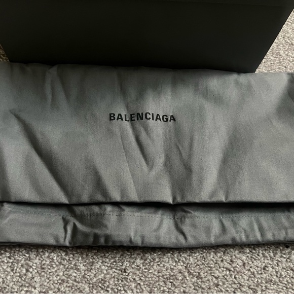 Woman’s Balenciaga track sneaker. Size 38. Comes with dust bag! - Picture 5 of 5